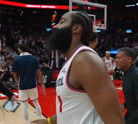 此前已连得8分1帽！哈登绝杀后仰出手三不沾 快船猛龙进入加时