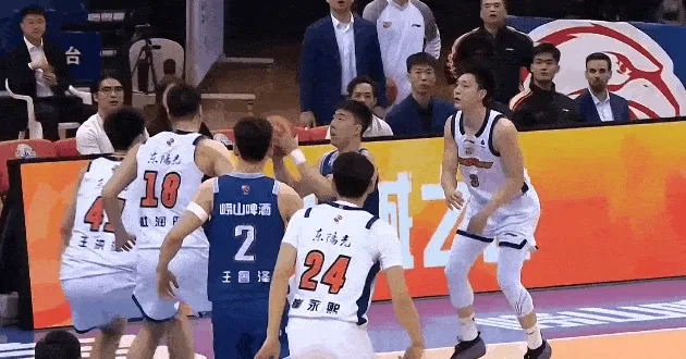 皇冠体育线上-王洪泽补防完成封盖，崔永熙反击快攻打进追至4分打停青岛